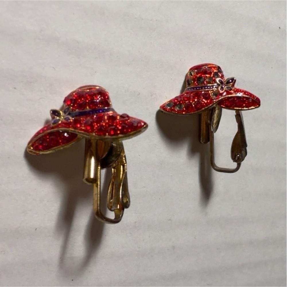 Gold Tone Red Simulated Rhinestone Hat Clip-On Stud Earrings Fashion Costume